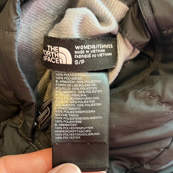 North Face Mossbud Swirl Insulated Reversible Faux Fur Vest Winter Gray Small - Picture 2 of 10